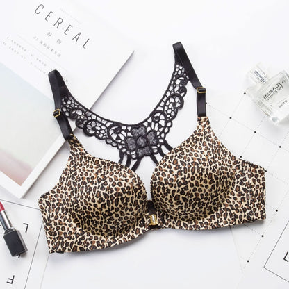 Small chest gathered leopard underwear.