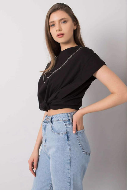 Black cropped t-shirt with light blue high-waisted jeans.