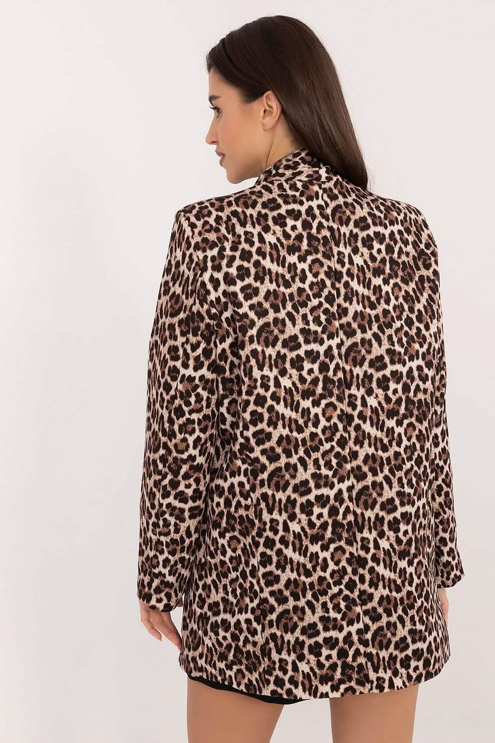 Leopard print blazer with long sleeves and a relaxed fit.